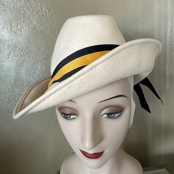 STRIKING 1970s' IVORY FELT FEDORA + YELLOW/BLACK TRIM & FEATHERS - Picture 7 of 9